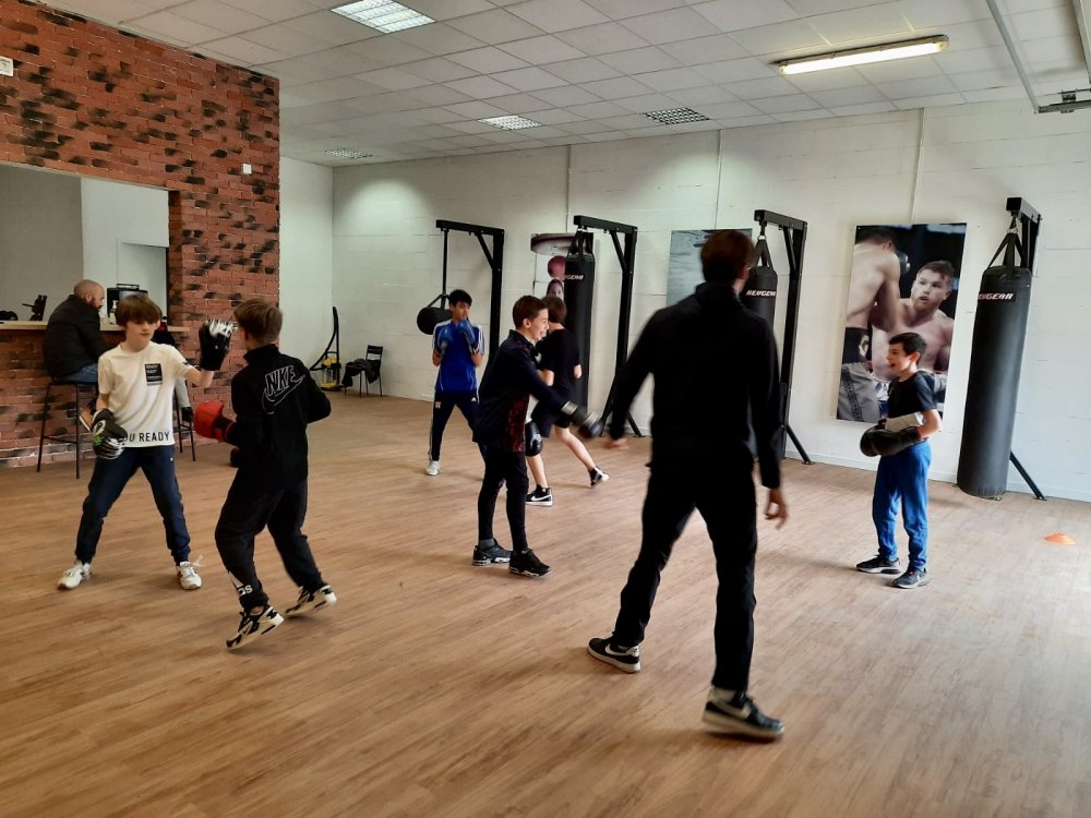 cours boxe pour adolescents initiation decouverte épanouissement personel