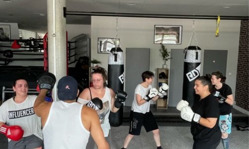 Small group boxing girl power femme salle de boxe Brignais